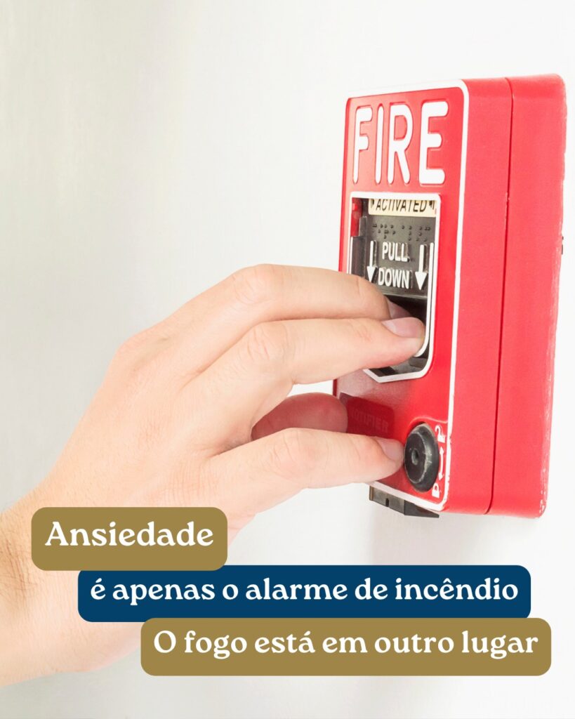 A ansiedade é apenas o alarme de incêndio. O fogo está em outro lugar.